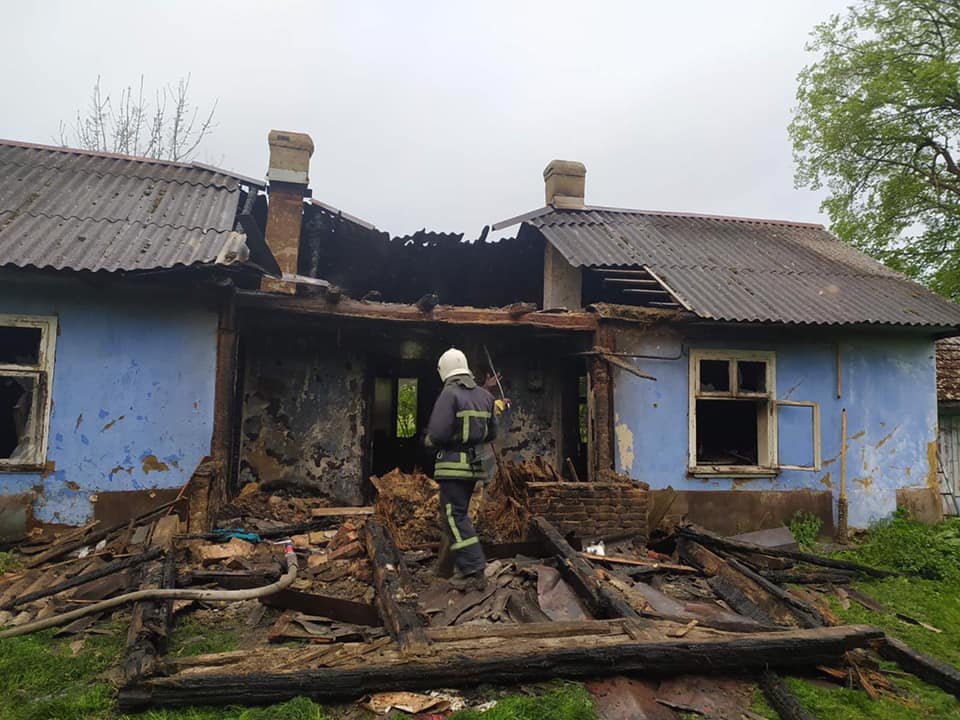 На Львівщині горів дерев'яний житловий будинок, Фото - ДСНС Львівщини