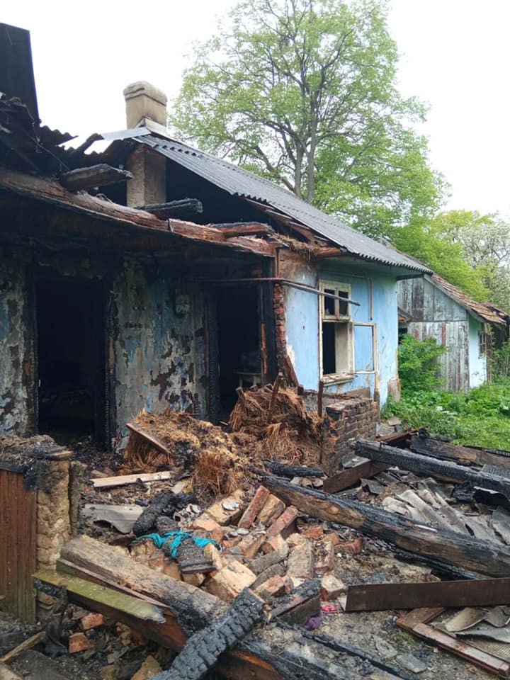 На Львівщині горів дерев'яний житловий будинок, Фото - ДСНС Львівщини