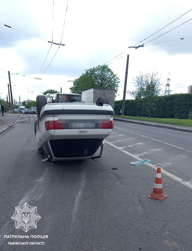 Заснула за кермом: у Львові автомобіль перекинувся на дах, - ФОТО, ВІДЕО