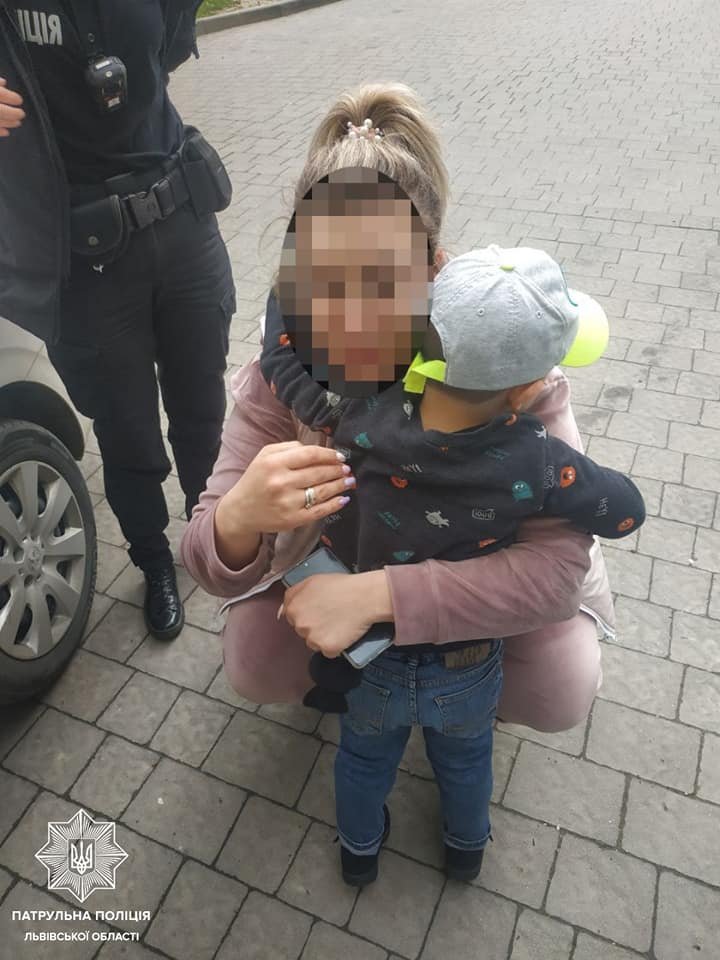 Патрульні знайшли рідних дитини, яка непомітно вийшла з дому