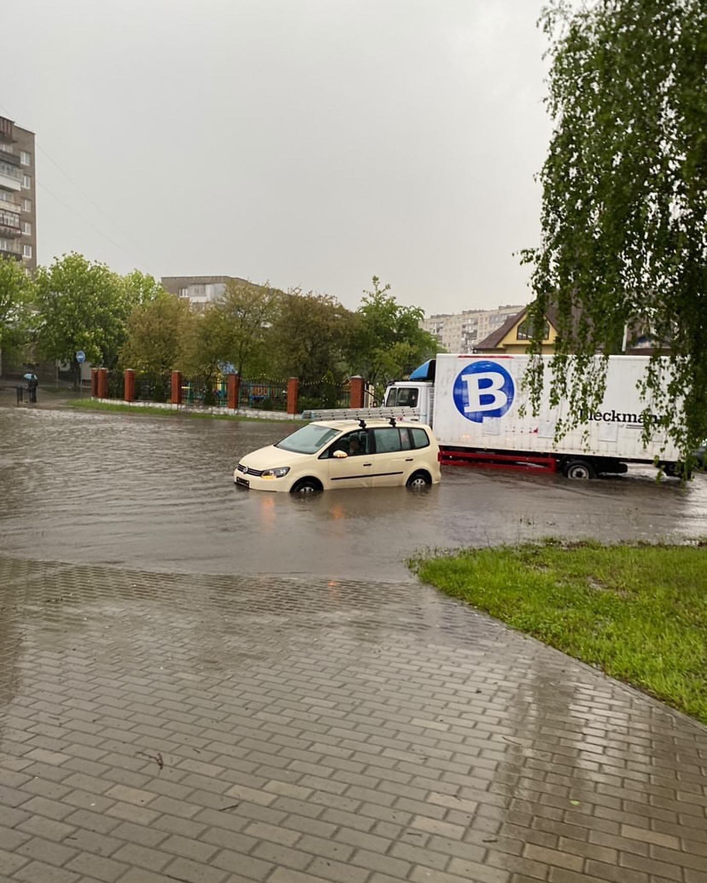  У Червонограді після зливи місцеві мешканці плавали на надувних матрацах, - ВІДЕО