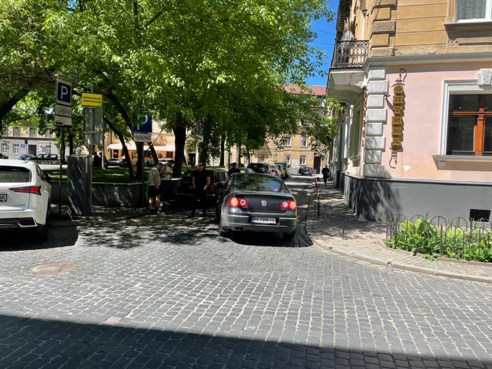 У Львові авто зіткнулося з електросамокатом