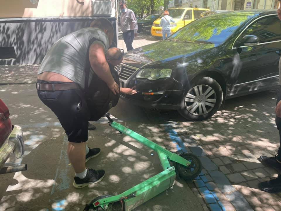У Львові авто зіткнулося з електросамокатом