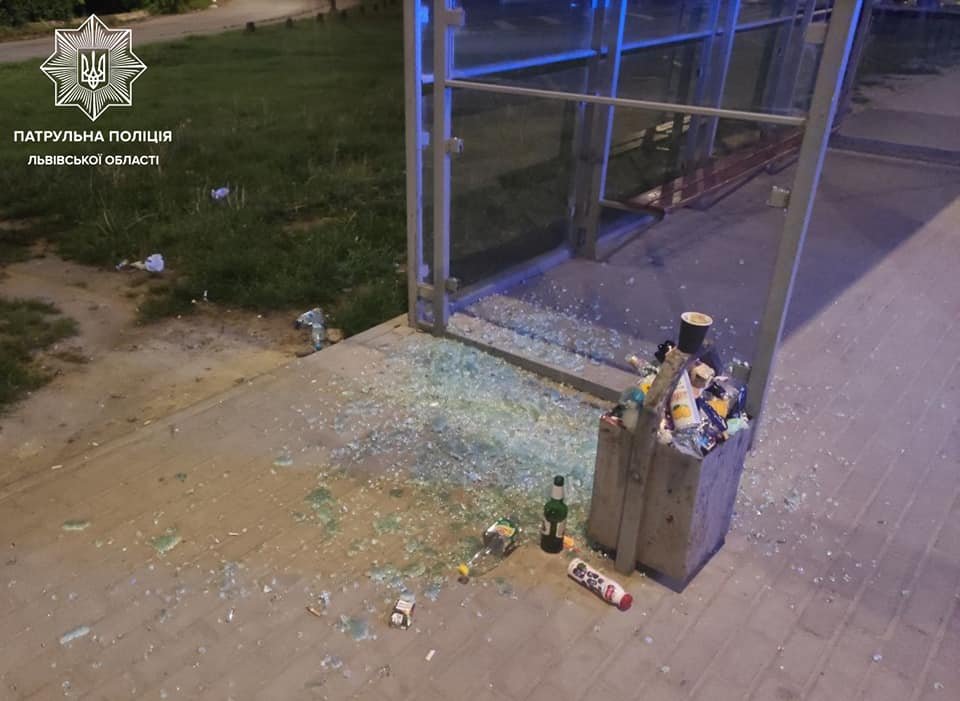 У Львові розтрощили зупинку громадського транспорту