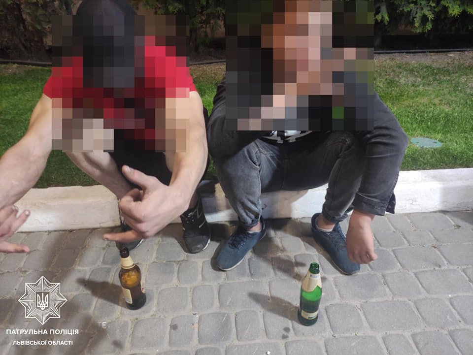 У Львові розтрощили зупинку громадського транспорту
