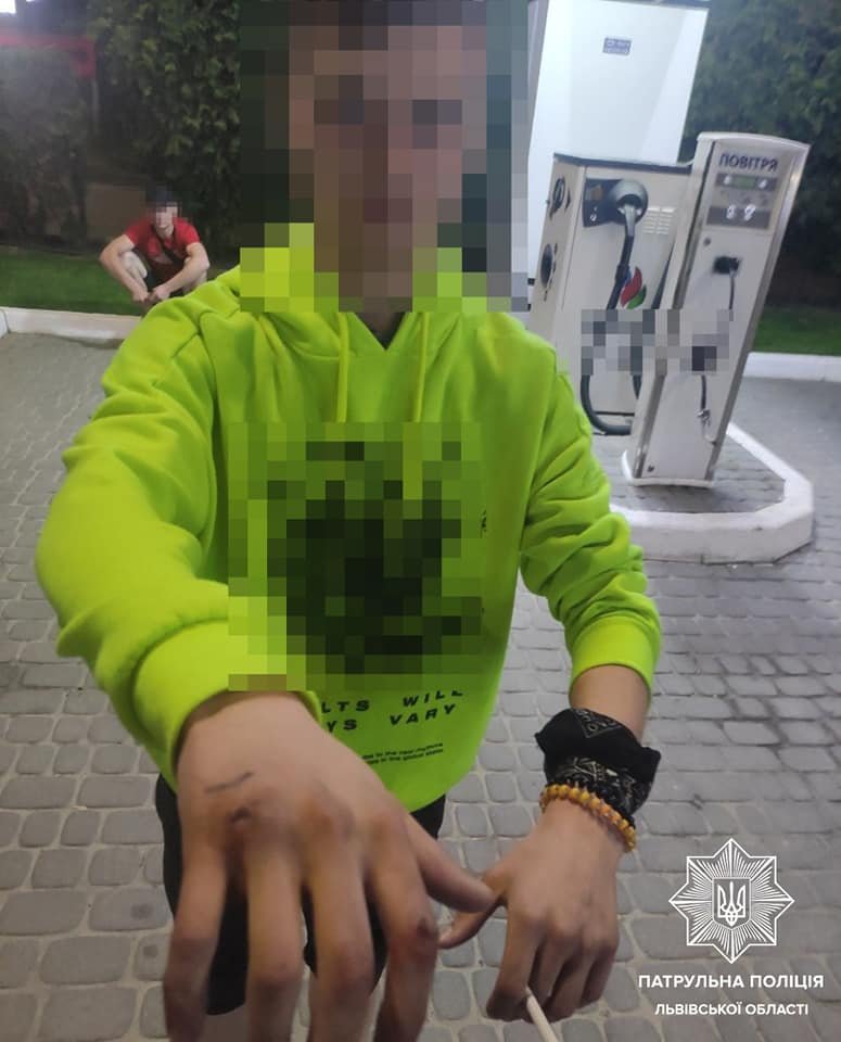 У Львові розтрощили зупинку громадського транспорту