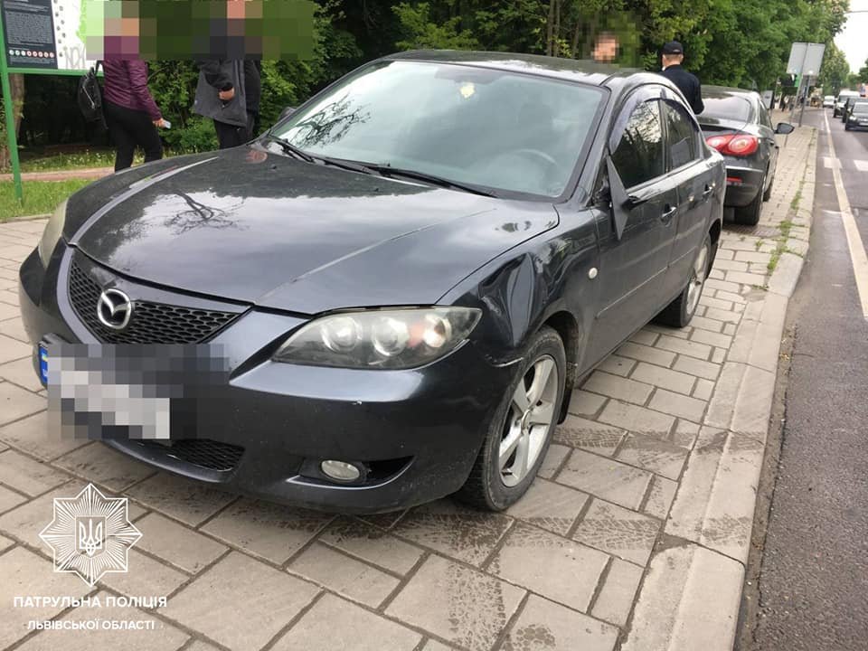Патрульні впіймали водія Mazda, який збив людей на пішохідному переході і втік, - ФОТО