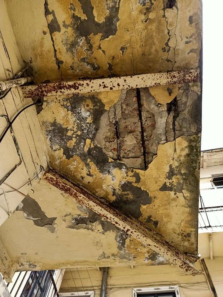 Падає ледь не на голову: львів'яни опублікували світлини аварійного балкону на вулиці Гоголя, - ФОТО