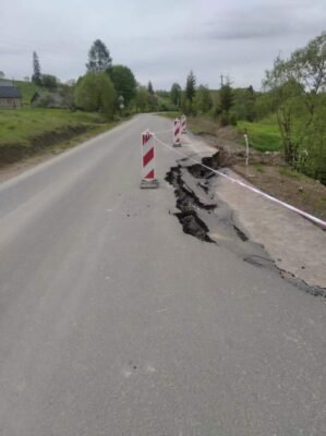 Обвал дороги на Львівщині