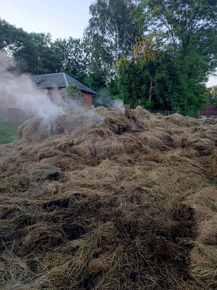 У Золочівському районі згоріли 3 тони соломи: під час пожежі постраждав пенсіонер, - ФОТО