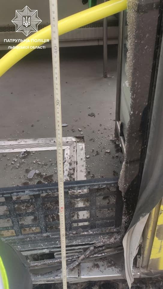 У Львові пʼяний водій позашляховика вʼїхав в автобус з пас..., фото-2 У Львові пʼяний водій позашляховика вʼїхав в автобус з пасажирами та втік з місця ДТП, - ФОТО, фото-2, Фото: Патрульная поліція Львівської області