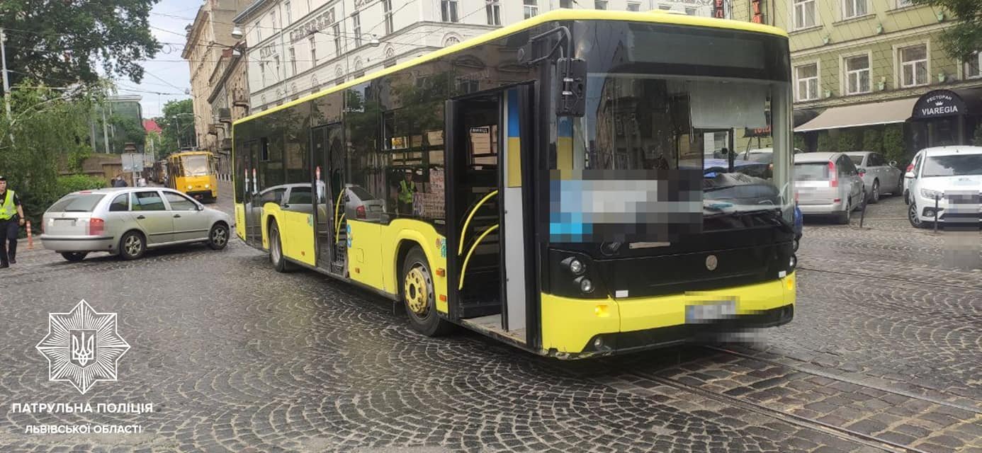 У Львові пʼяний водій позашляховика вʼїхав в автобус з пас..., фото-1 У Львові пʼяний водій позашляховика вʼїхав в автобус з пасажирами та втік з місця ДТП, - ФОТО, фото-1, Фото: Патрульная поліція Львівської області