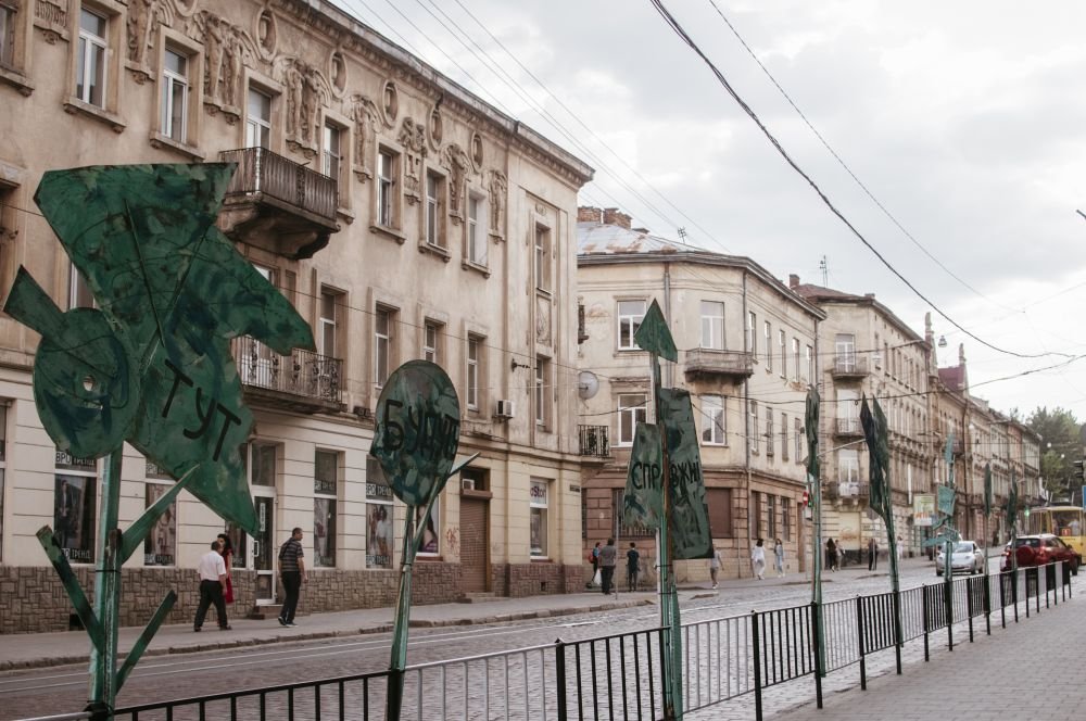 Біля театру Лесі Україні у Львові висадять вуличні вазони з кущами