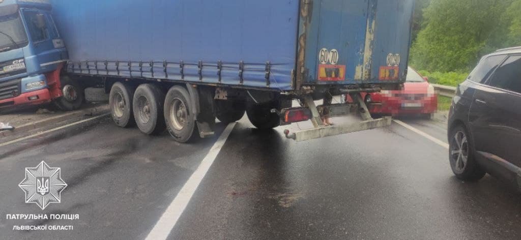 На Львівщині знову ДТП з фурою на трасі Київ-Чоп, - ФОТО, фото-2, Фото: атрульна поліція Львівської області