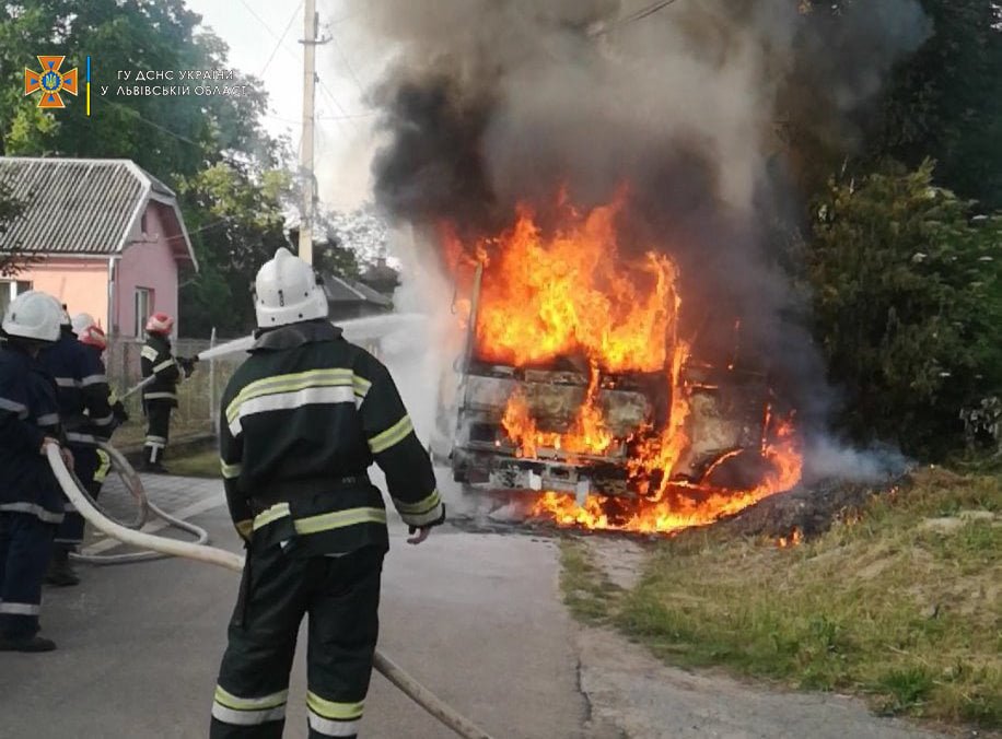 На Львівщині виникла пожежа в автобусі, Фото: пресслужби ДСНС у Львівській області