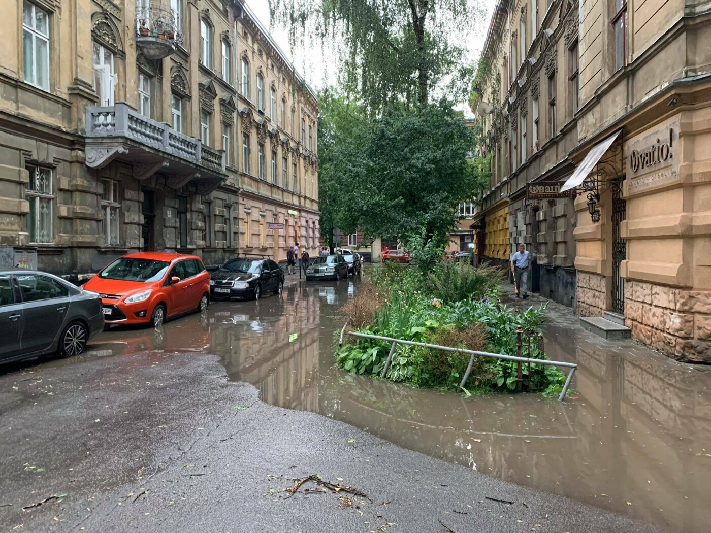 Переходили босоніж: як затопило вулицю Франка у Львові, - ФОТО