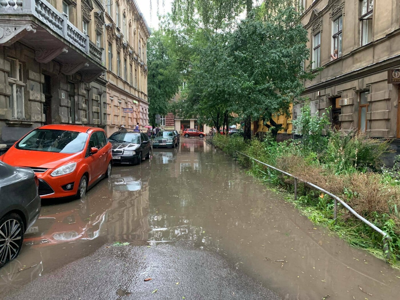 Затоплені бічні вулиці Франка у Львові, Фото - 032.ua
