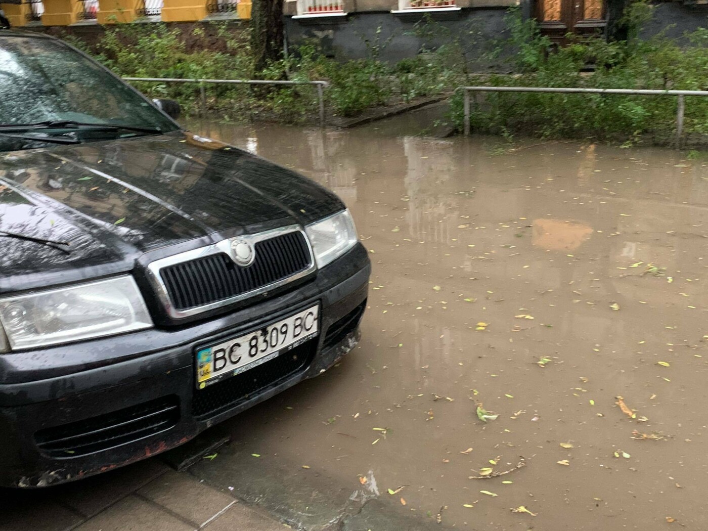 Затоплені бічні вулиці Франка у Львові, Фото - 032.ua