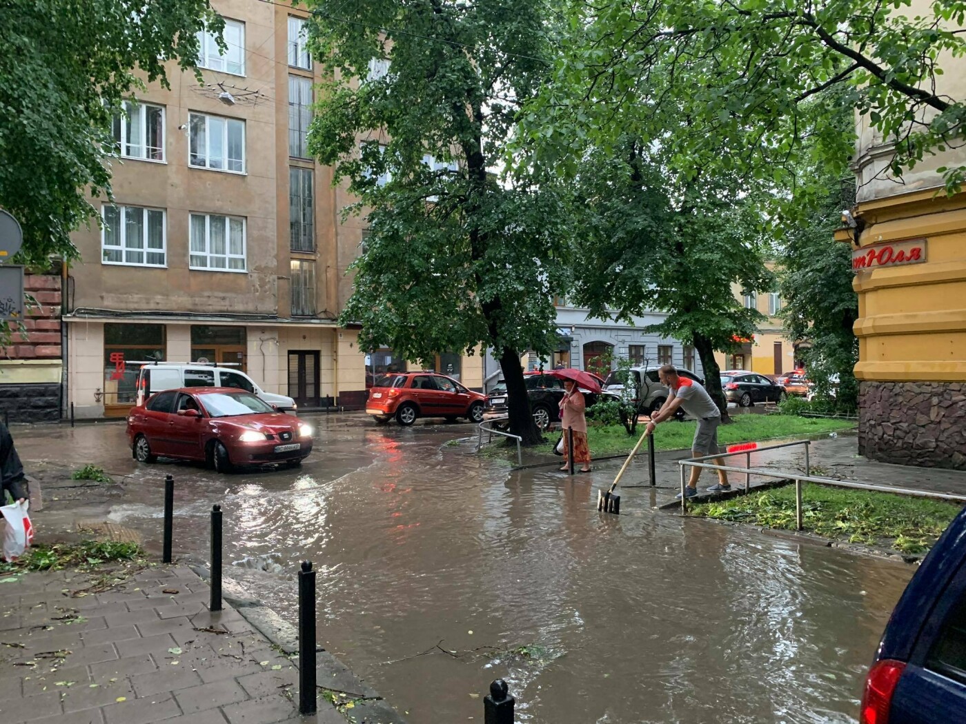 Затоплені бічні вулиці Франка у Львові, Фото - 032.ua