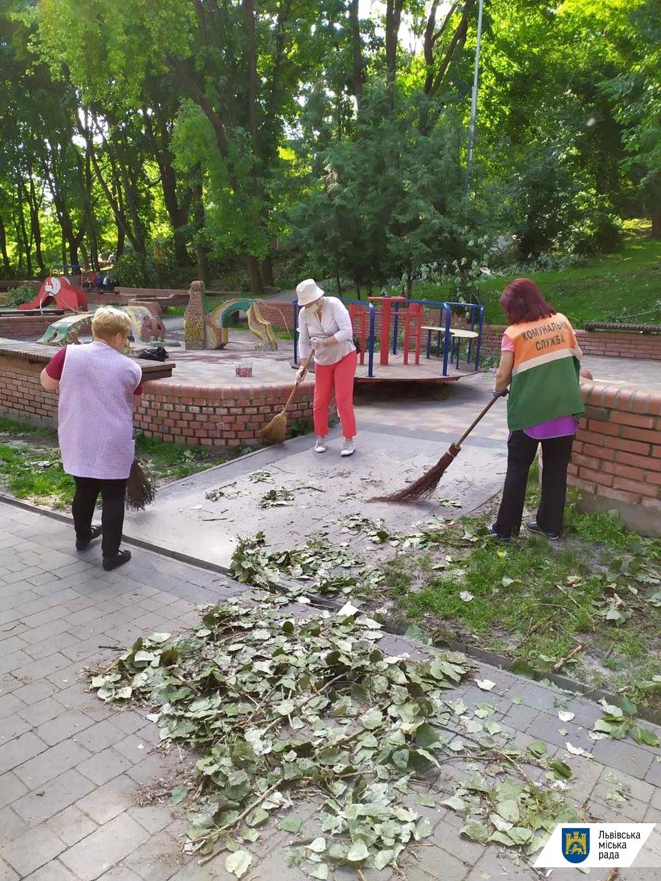 Майже 500 повалених дерев та 80 зірваних дахів: до сьогодні львівські комунальники ліквідовують наслідки негоди