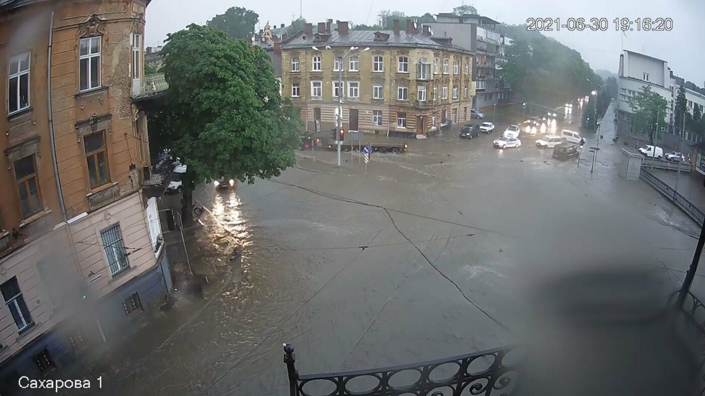 Як затопило вул. Сахарова після негоди у Львові, - ФОТО, ВІДЕО