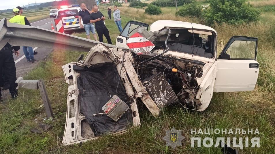 У Золочівському районі сталася смертельна ДТП: водій ВАЗ в'їхав у відбійник