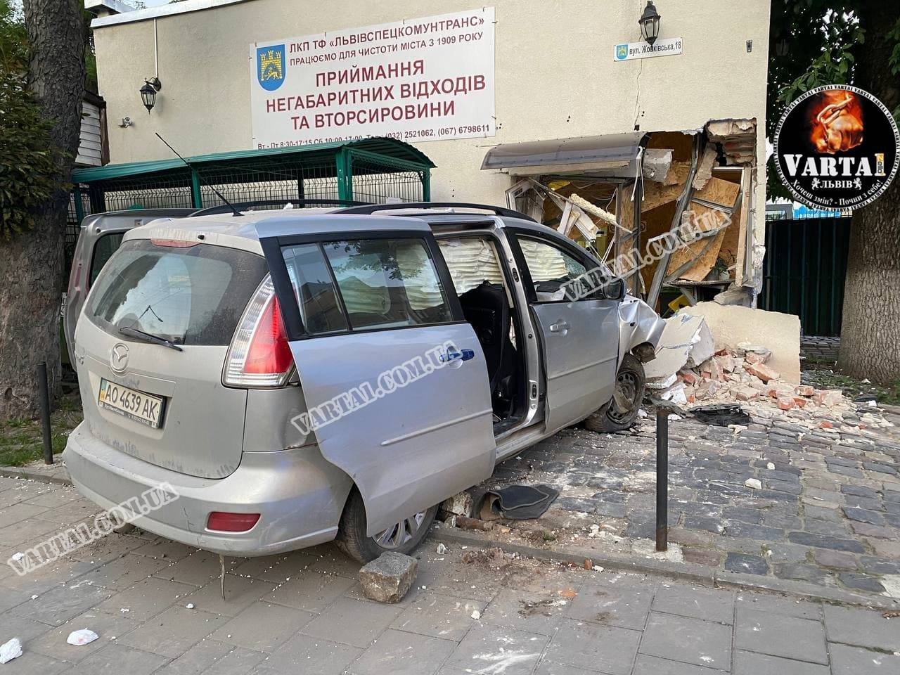 У Львові водій Mazda влетів у стіну ЛКП, - ФОТО, ВІДЕО