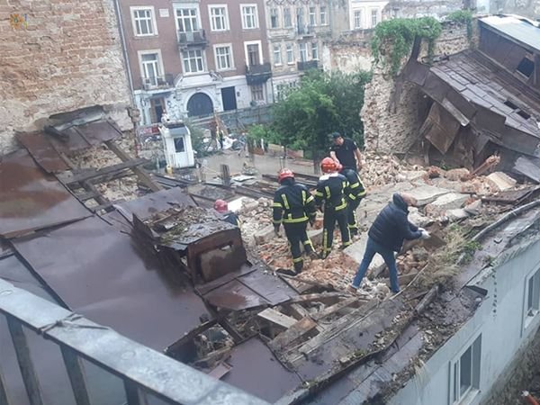 Руйнування частини стіни нежитлового будинку у Львові, Фото: пресслужби ДСНС у Львівській області