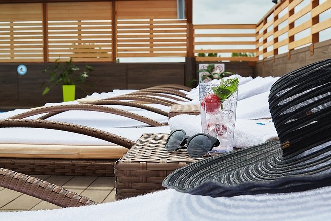 Фото: trystyhii.com.ua, Відпочинок біля басейну Відпочинок біля басейну