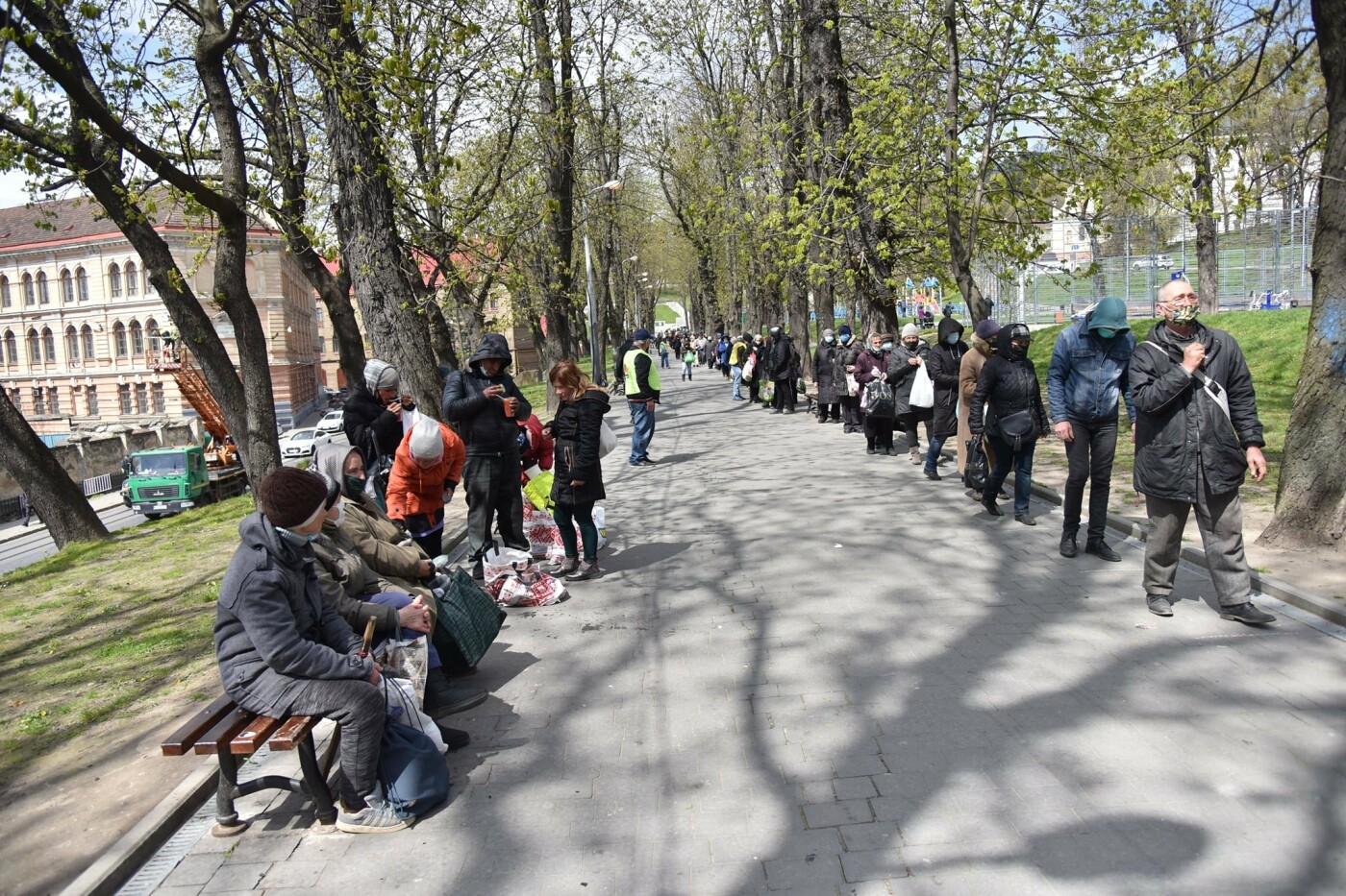 Щочетверга біля Порохової вежі "Оселя" роздає їжу нужденним, Фото: Павло Паламарчук