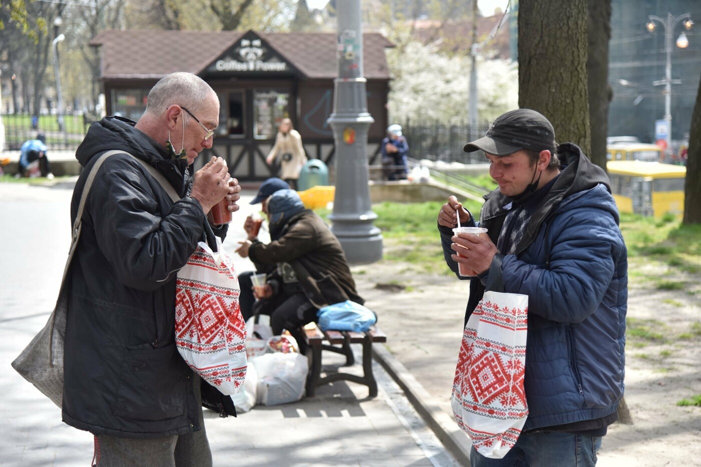 Щочетверга біля Порохової вежі "Оселя" роздає їжу нужденним, Фото: Павло Паламарчук