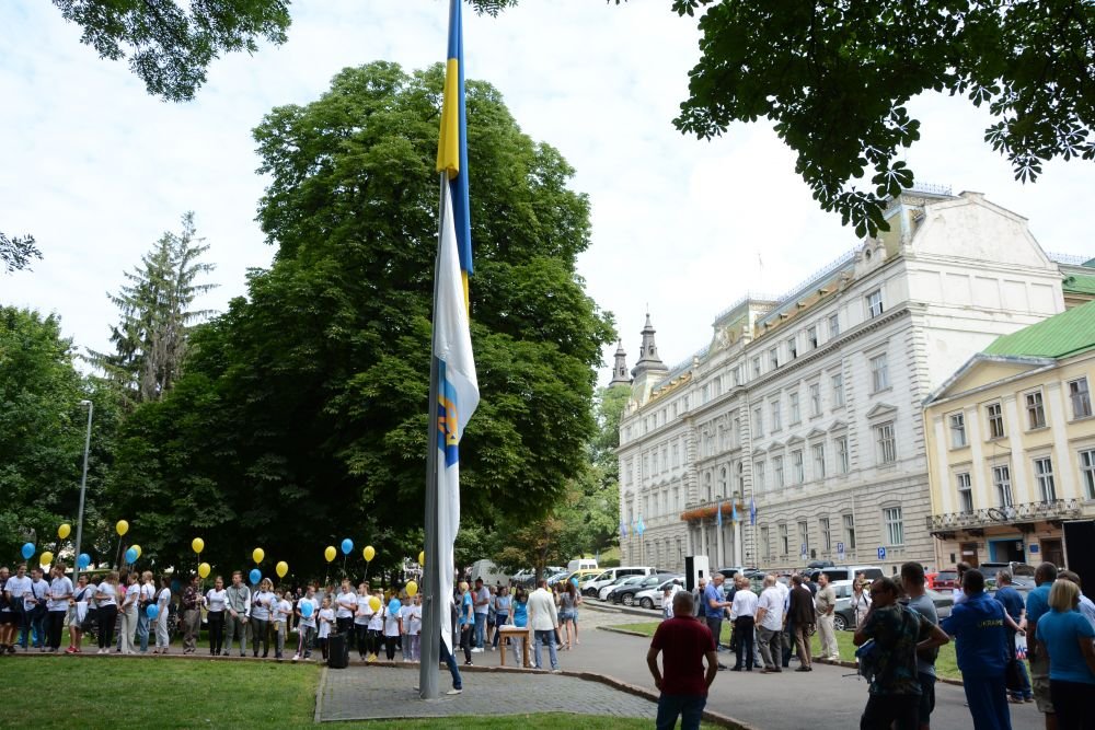 Олімпійські ігри-2020: у Львові підняли прапори України та олімпійського комітету, - ФОТО