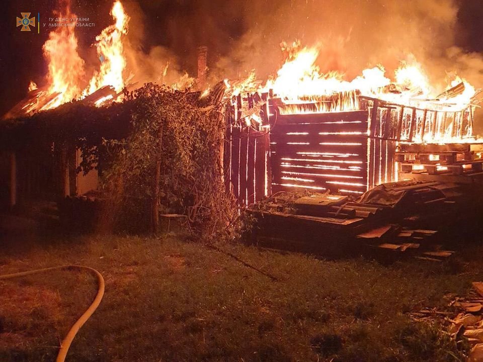 На Яворівщині горів дерев'яний господарський будинок, - ФОТО