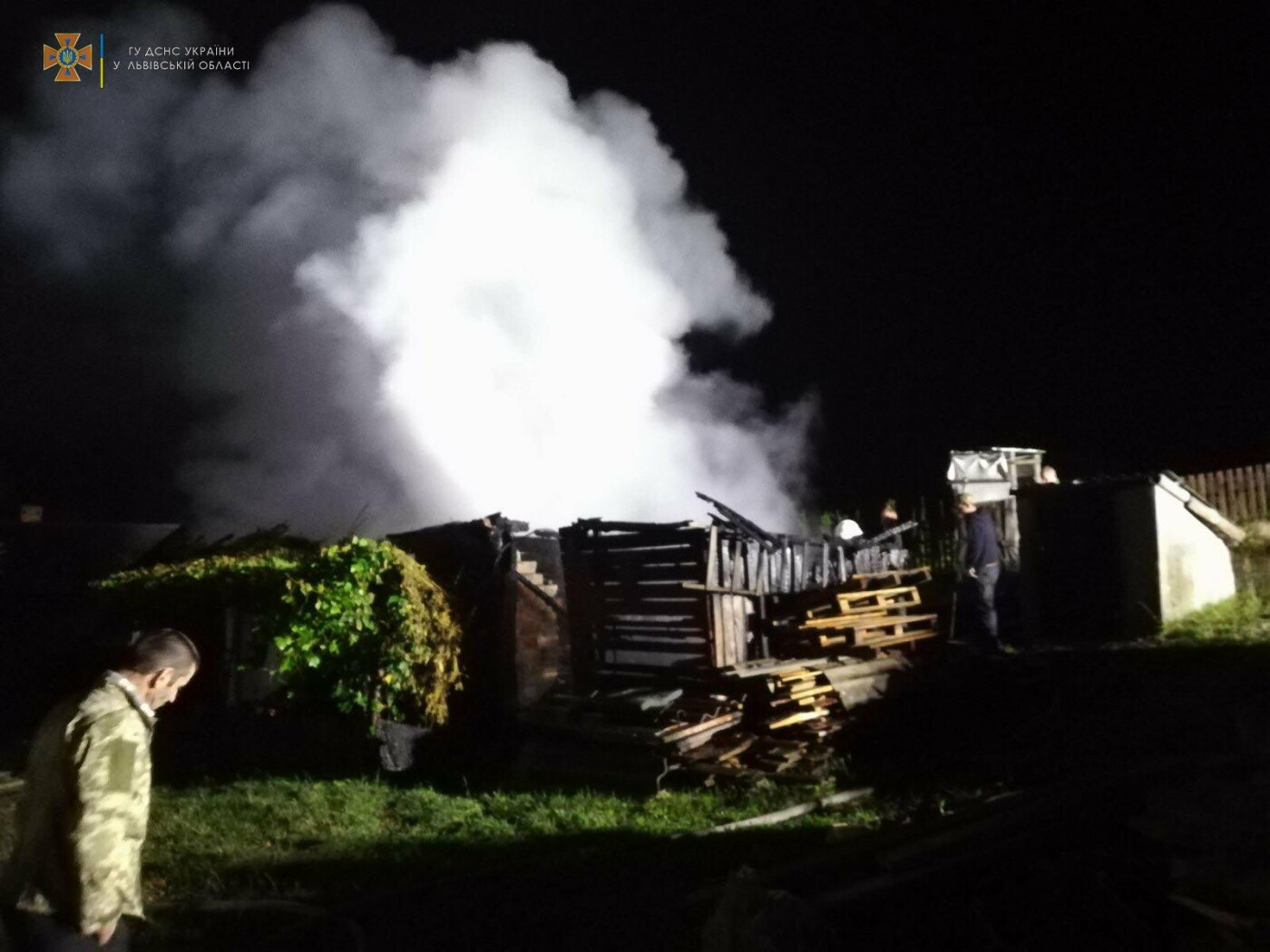 У Яворівському районі горіла господарська будівля, Фото - ДСНС
