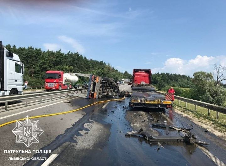 На Львівщині перекинулася вантажівка і заблокувала рух транспорту: подробиці, - ФОТО