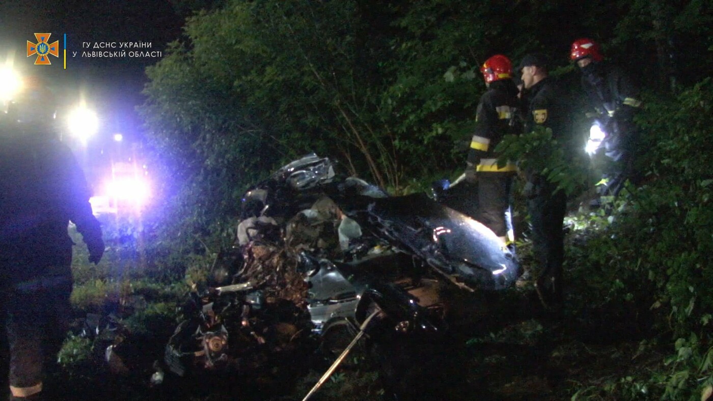 ДТП у Львові на дорозі до Брюховичів: водій Porsche спричинив зіткнення із вантажівкою, - ФОТО 