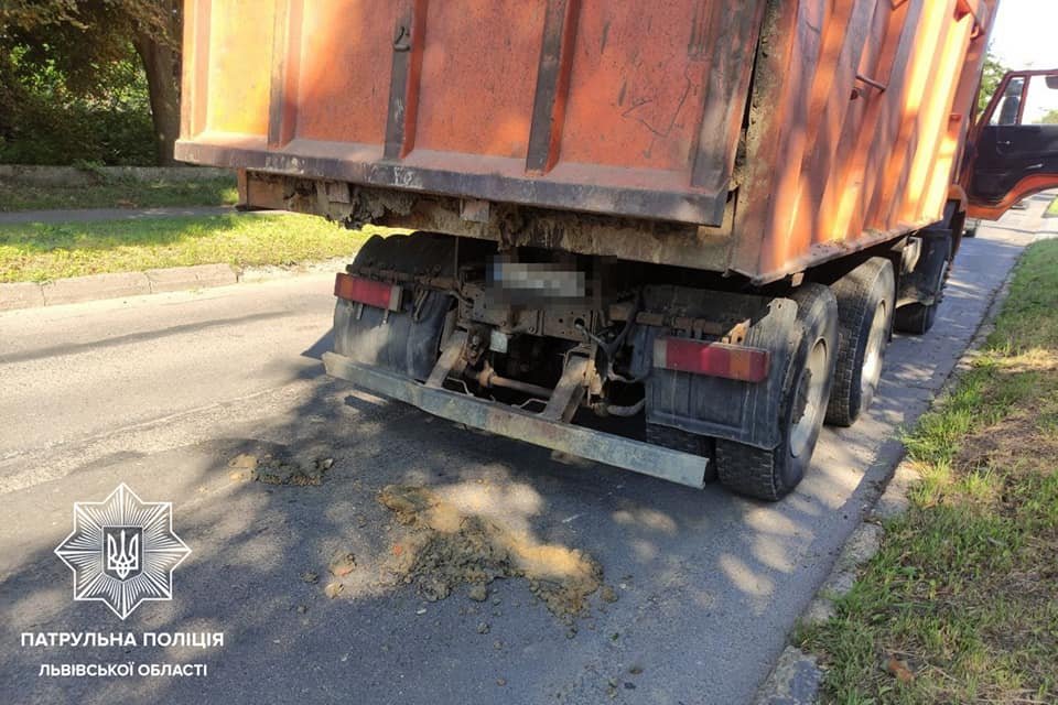 Забруднив проїзну частину і поїхав далі, Фото: патрульнаполіція