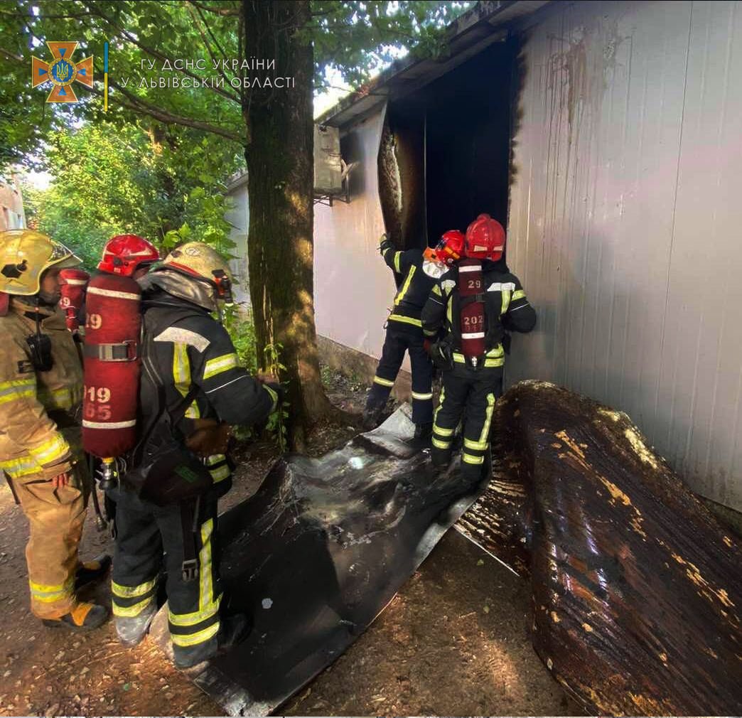 Пожежа у магазині на Сихові