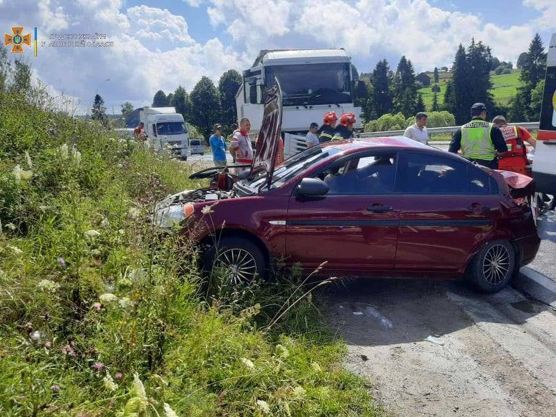У селі Тухолька авто Hyundai зіткнулося з вантажівкою: працівники ДСНС рятували водійку, - ФОТО