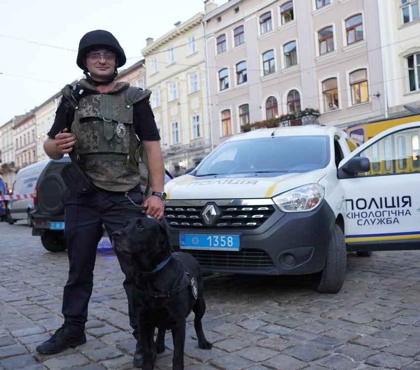 У Львові правоохоронці врятували чоловіка, якому стало погано на площі Ринок
