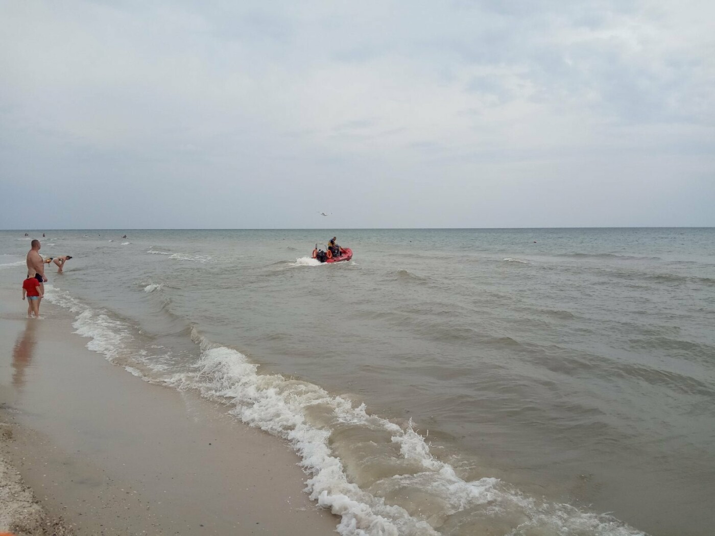 Зникли у морі на матраці: тіло 8-річного хлопчика зі Львова знайшли, його батька шукають