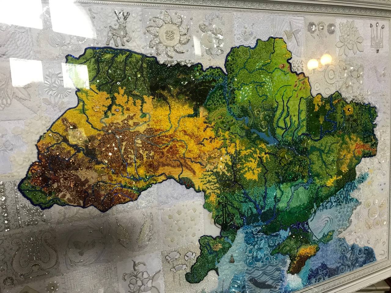 У Львові презентували унікальну вишиту карту України, над якою працювало 70 майстринь, - ФОТО, ВІДЕО