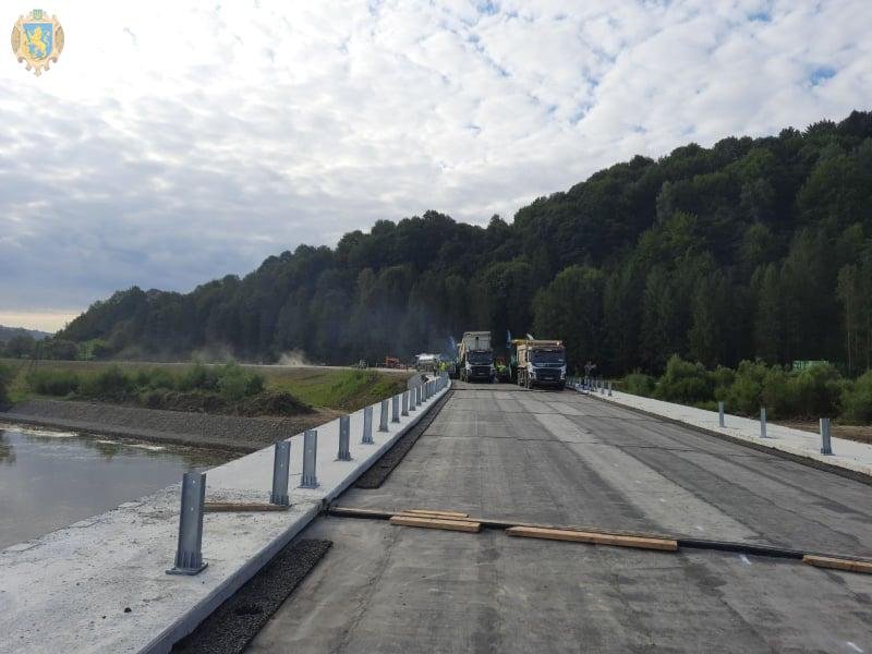 Дорожники розпочали асфальтувати міст у Крушельниці, Фото: пресслужби Львівської ОДА
