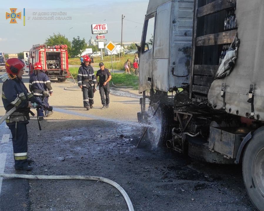 Біля Львова згоріла вантажівка «Вольво», - ФОТО, фото-2, Фото: Головне управління ДСНС України у Львівській області