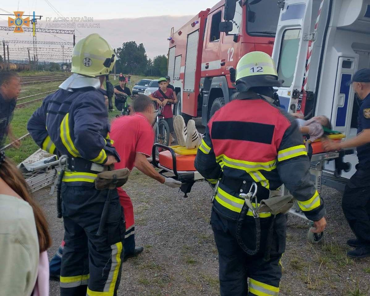 На Львівщині рятувальники зняли з вагона-цистерни травмовану струмом дівчинку,..., фото-4, Фото: Головне управління ДСНС України у Львівській області