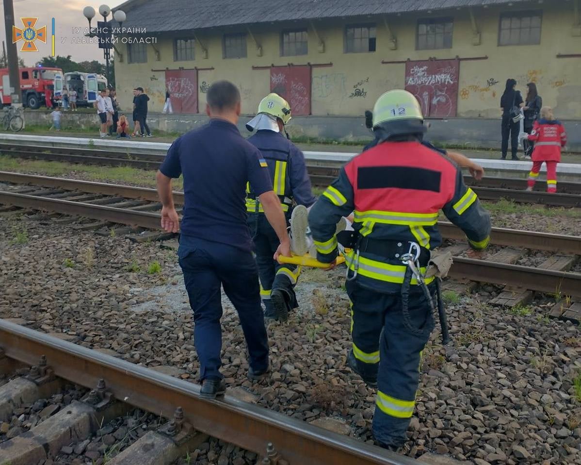На Львівщині рятувальники зняли з вагона-цистерни травмовану струмом дівчинку,..., фото-3, Фото: Головне управління ДСНС України у Львівській області