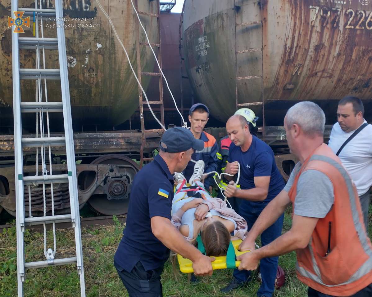 На Львівщині рятувальники зняли з вагона-цистерни травмовану струмом дівчинку,..., фото-2, Фото: Головне управління ДСНС України у Львівській області