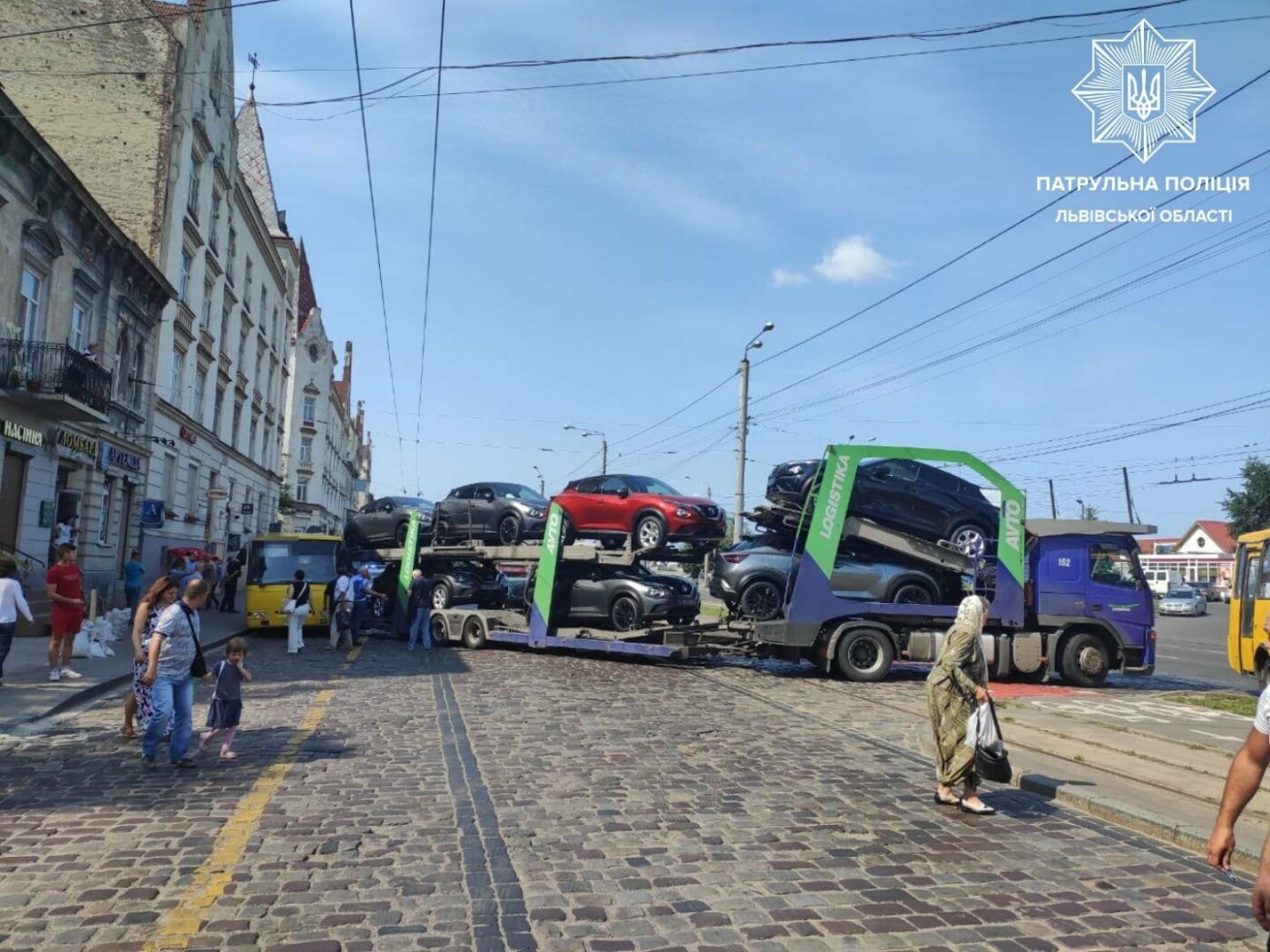У Львові тягач, який віз вісім авто зіткнувся з маршруткою, - ФОТО