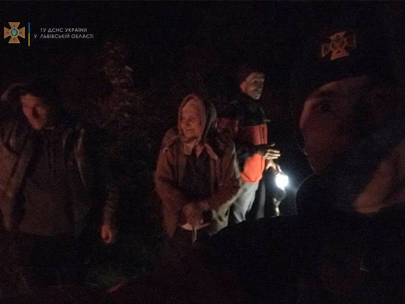 У Сколівському районі знайшли заблукану бабусю, Фото - ДСНС Львівщини