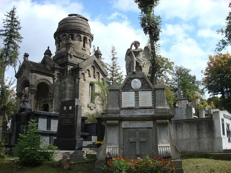 На Личаківському цвинтарі розпочалася реставрація надгробків